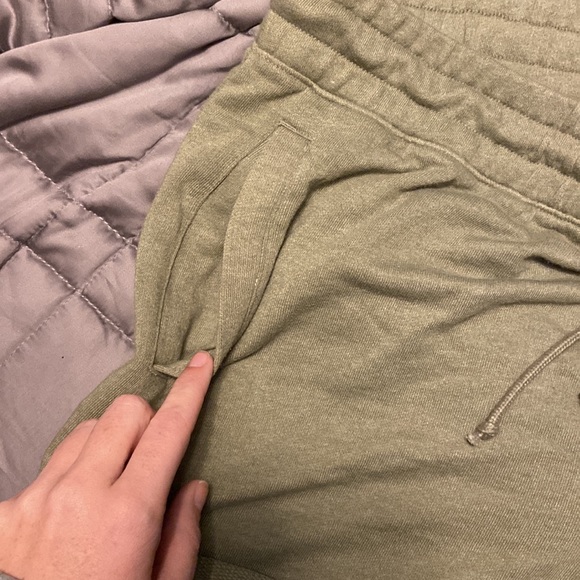 Threads 4 Thought XL NWT roll hem shorts - Picture 6 of 7